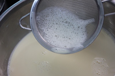 Cách làm khử bớt mùi tanh của trứng trong bánh flan - Ảnh 6