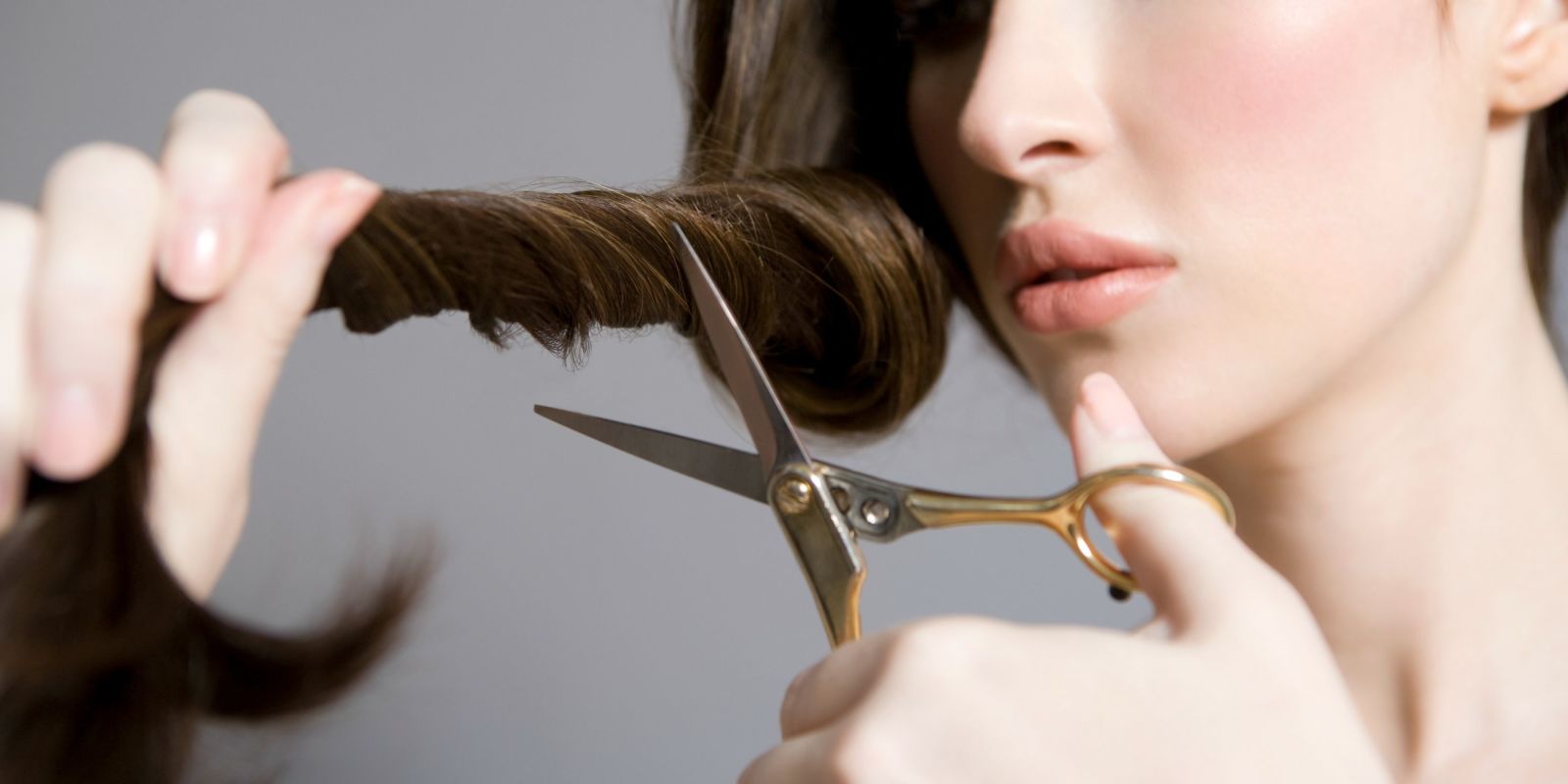 Cách làm tóc hết xoăn sau khi uốn để bạn giữ được nếp tóc đi vào “khuôn khổ” gọn gàng - Ảnh 5