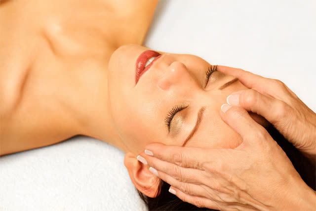 Massage, bấm huyệt giúp chữa trị đau nhức đầu kéo dài