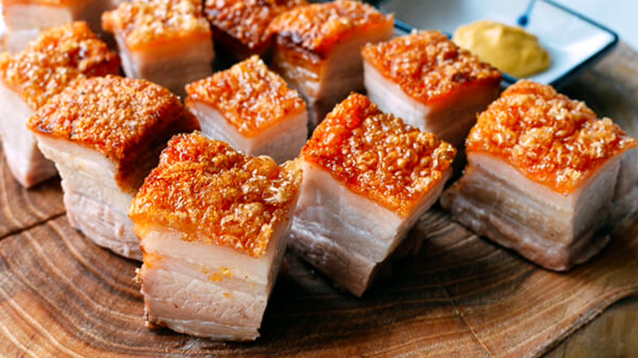 Thịt lợn là món ăn mang lại may mắn đầu năm vì theo quan niệm từ xa xưa, lợn không biết đi lùi