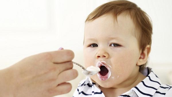 Trẻ em chỉ nên ăn khoảng 1/2 hũ sữa chua mỗi ngày
