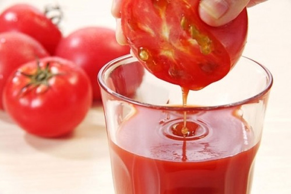 Cà chua có thể kết hợp với giấm táo để trị mông sần sùi