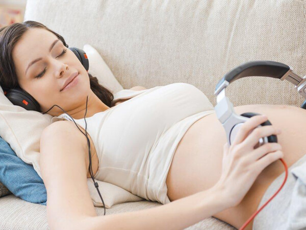 Nghe nhạc cũng là cách hay giúp mẹ bầu xoay ngôi thai ngược 