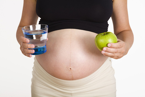 Mẹ bầu cần ăn uống đầy đủ và uống nước nhiều để có chỉ số nước ối ổn định 