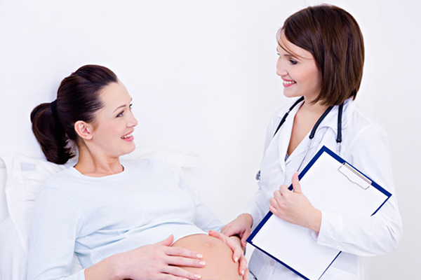 Khi bị nhau thai bám thấp mẹ bầu cần phải đi thăm khám thường xuyên 