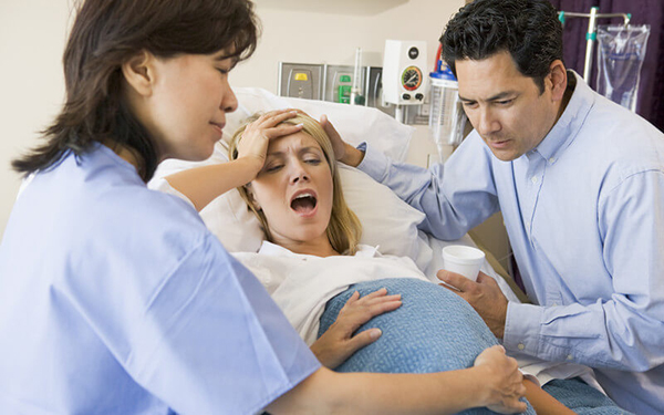 Khi vỡ ối nhưng cổ tử cung không mở, cần đưa mẹ bầu đến viện ngay để kịp thời xử lý