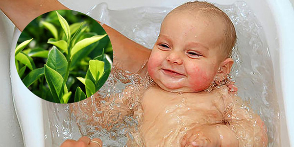 Không nên tắm nước lá cho trẻ bị thủy đậu