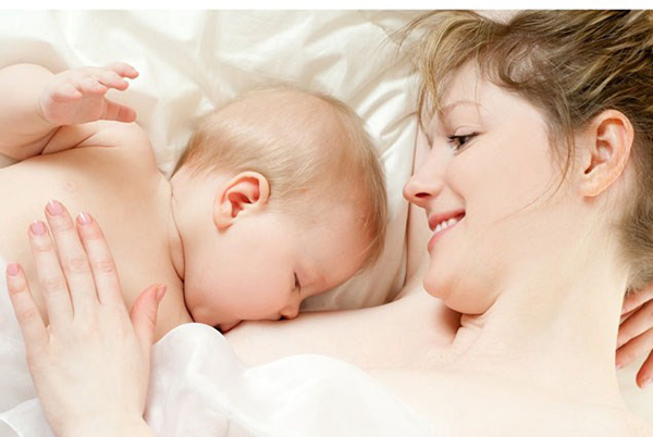 Sữa mẹ rất tốt cho trẻ sơ sinh thiếu tháng 