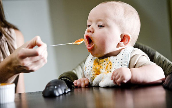 6 tháng mẹ cần cho trẻ ăn dặm để bổ sung thêm chất dinh dưỡng