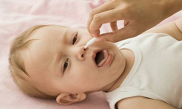 Sử dụng nước muối để nhỏ mũi cho trẻ