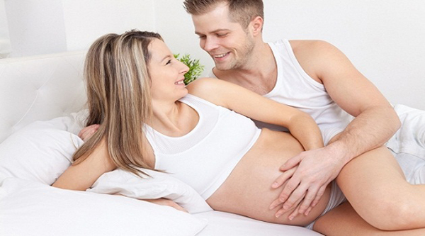 Khi quan hệ vợ chồng bạn cần nhẹ nhàng tránh làm ảnh hưởng đến thai nhi 