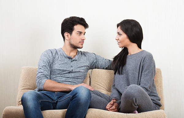 Vợ chồng cần nói chuyện với nhau để giải quyết vấn đề