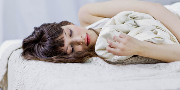 Phụ nữ ngủ để nghỉ ngơi, phục hồi lại số năng lượng đã mất 