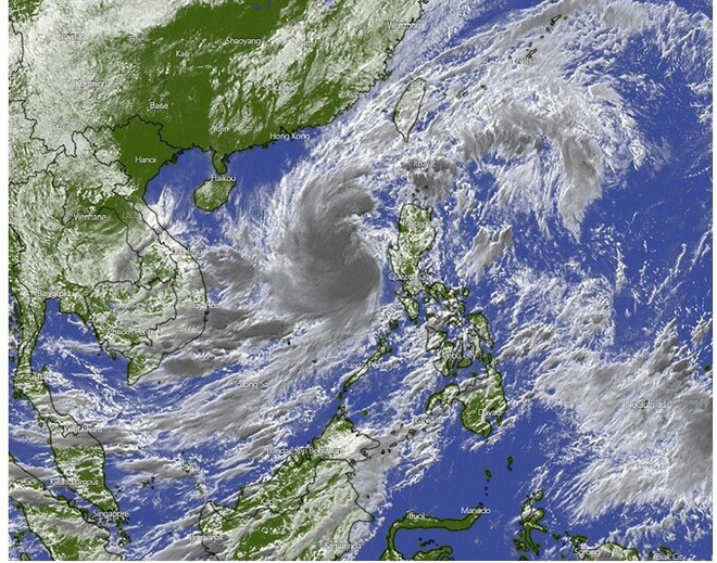 Ngày 27/10, bão số 9 giật cấp 17 di chuyển nhanh 20-25km và bắt đầu ảnh hưởng đến đất liền từ Đà Nẵng đến Phú Yên - Ảnh 1
