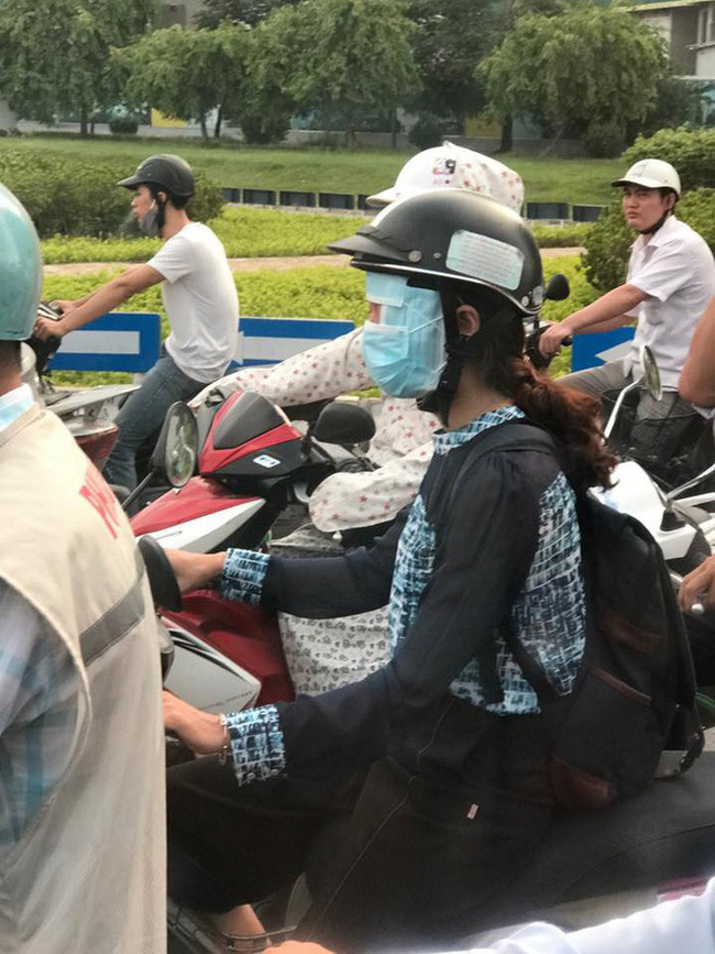 Người phụ nữ đi xe máy bịt kín như Ninja, nhưng chiếc áo mặc ngược cùng chiếc mũ bảo hiểm kì lạ mới khiến người đi đường choáng - Ảnh 5