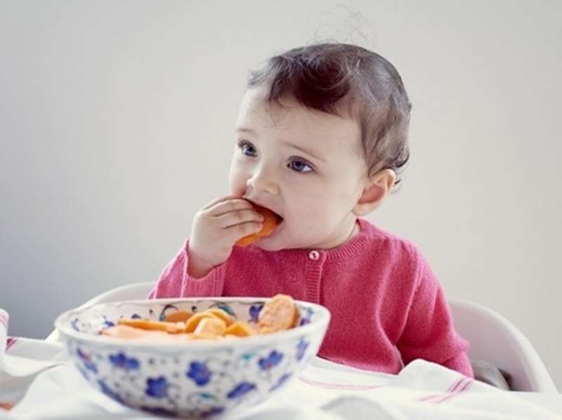Cho trẻ ăn vặt nhiều có thể ảnh hưởng đến cảm giác thèm ăn của bé