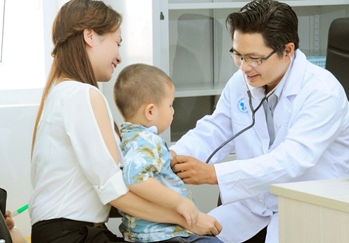 Nên đưa trẻ đến bác sĩ khám nếu thấy có dấu hiệu bệnh nặng