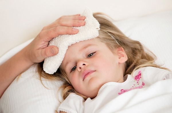 Trẻ bị sốt tiêu chảy – các mẹ nên làm gì?
