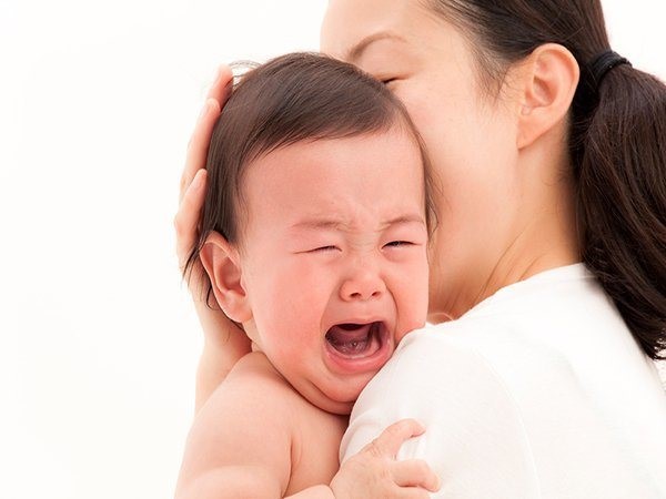 Trẻ quấy khóc khi bị sốt tiêu chảy