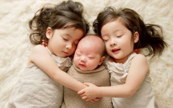 Dành cho mẹ hai con: mẹo để trẻ lớn thích nghi nhanh với em bé mới sinh - Ảnh 2