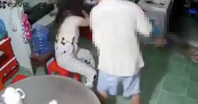 Vụ thiếu nữ 17 tuổi bị cha đánh bầm tím ở Tiền Giang: Công an vào cuộc điều tra - Ảnh 1