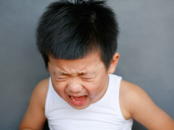 Bố mẹ cần dạy trẻ biết kiềm chế cảm xúc, tránh nổi cáu, tức giận (Ảnh minh họa)
