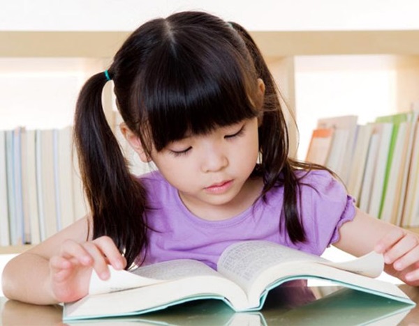 Hình thành thói quen đọc sách cho trẻ từ nhỏ là việc bố mẹ nào cũng nên làm (Ảnh minh họa)