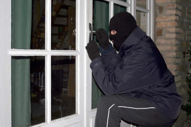 Lẻn vào nhà người khác để kiếm chác, tên trộm nhìn thấy vài món đồ này đã lập tức gọi báo cảnh sát đến còng tay chủ nhà - Ảnh 1