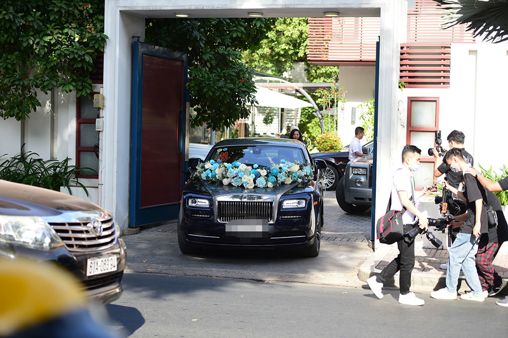 Dàn siêu xe trăm tỷ trong lễ cưới Phan Thành, riêng xe dâu giá 34 tỷ - Ảnh 2