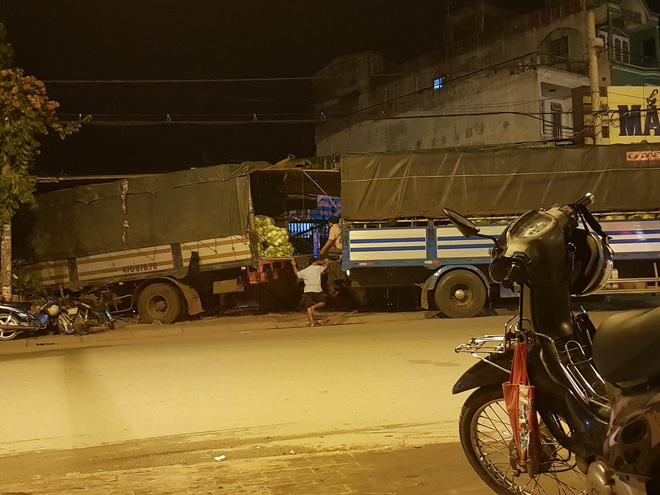 Tránh xe máy vượt đèn đỏ, xe tải mất lái đâm sập tường ngôi chùa ở Sài Gòn - Ảnh 2