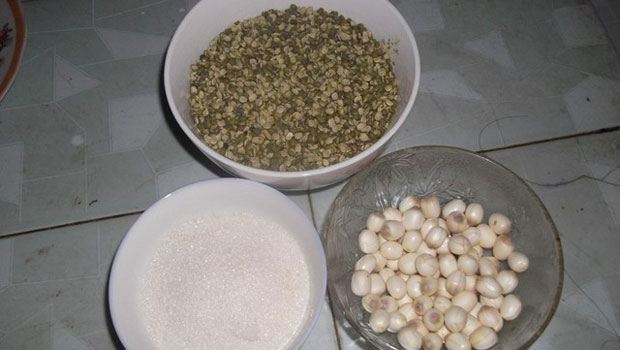 Nguyên liệu chính để làm món chè hạt sen với đậu xanh