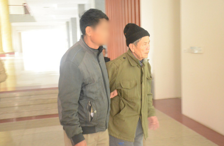 Bị cáo 79 tuổi hiếp dâm bé gái 3 tuổi ở Hà Nội nằm gục xuống ghế khi vừa tới phòng xét xử - Ảnh 1