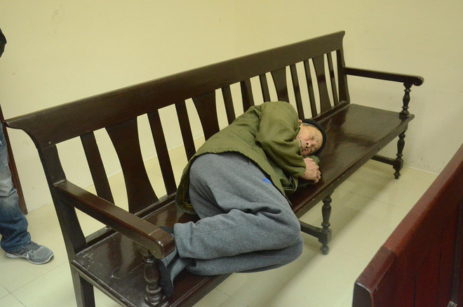 Bị cáo 79 tuổi hiếp dâm bé gái 3 tuổi ở Hà Nội nằm gục xuống ghế khi vừa tới phòng xét xử - Ảnh 2