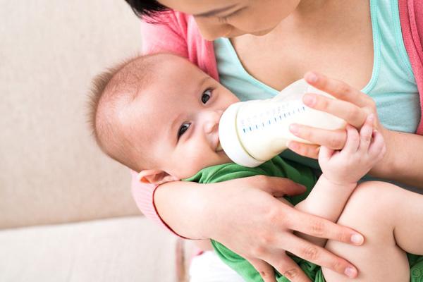 Hướng dẫn chi tiết cách pha sữa cho trẻ để giữ được chất dinh dưỡng - Ảnh 1