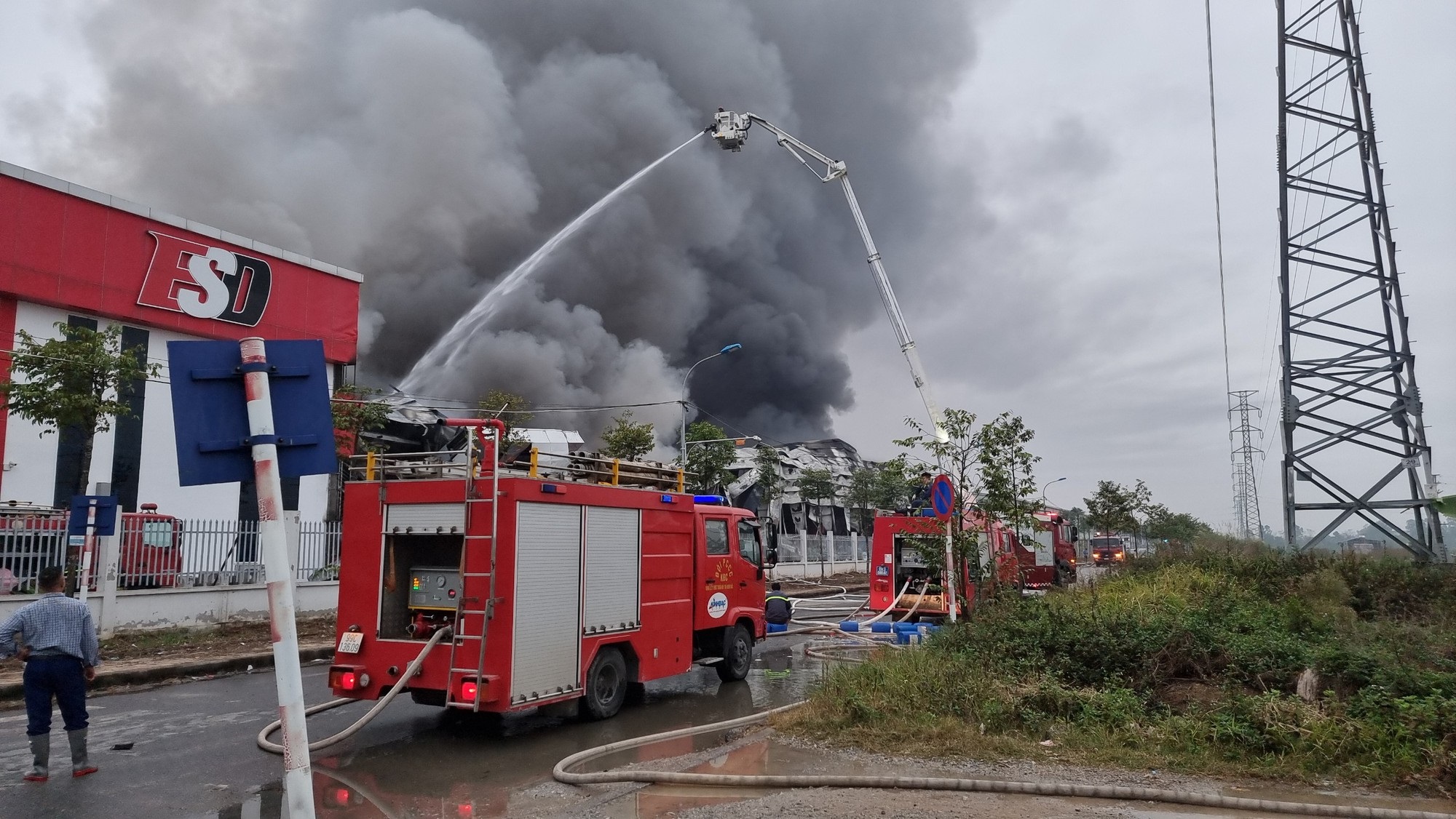 Hiện trường vụ cháy lớn tại công ty sản xuất linh kiện điện tử ở Bắc Ninh: Tiết lộ nguyên nhân ban đầu - Ảnh 5