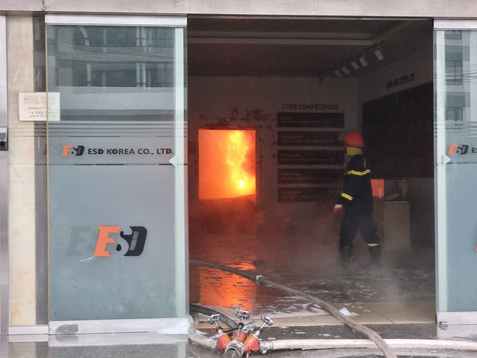 Hiện trường vụ cháy lớn tại công ty sản xuất linh kiện điện tử ở Bắc Ninh: Tiết lộ nguyên nhân ban đầu - Ảnh 3