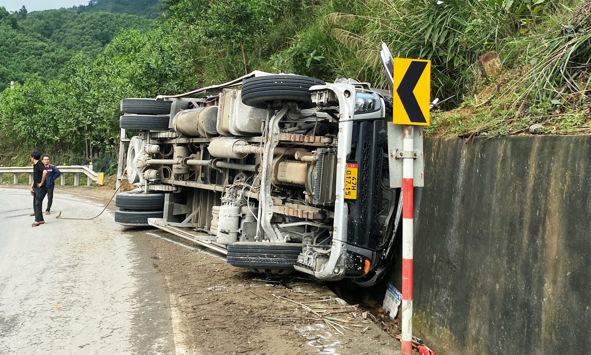Nguyên nhân ban đầu vụ xe tải lao vào taluy bên đường khiến 3 người tử vong ở Quảng Nam - Ảnh 1