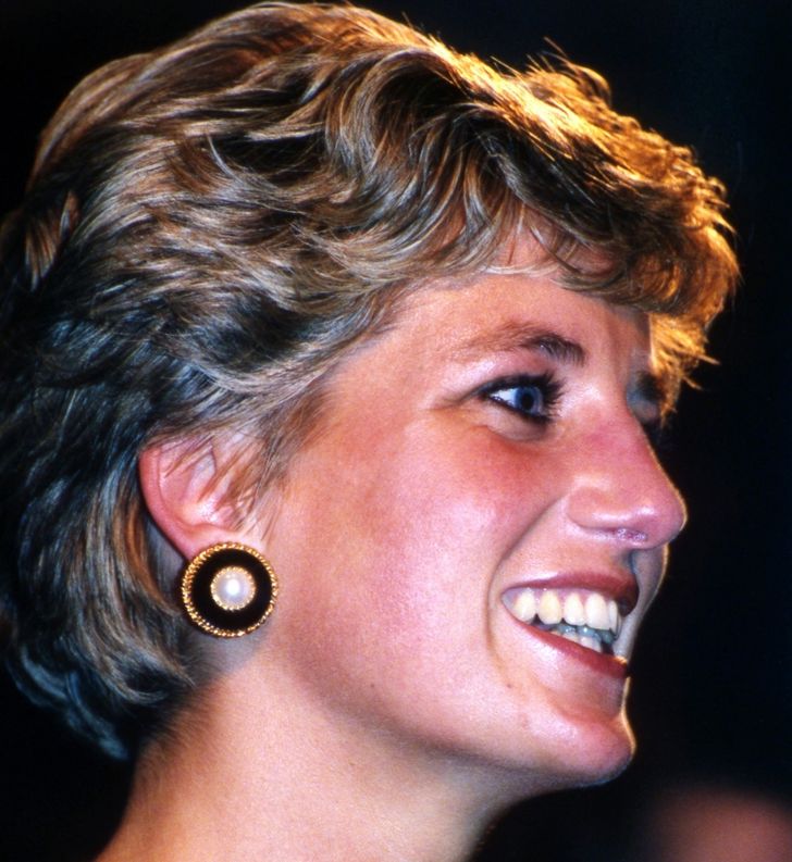 Chỉ có thể là Công nương Diana: 5 mẹo làm đẹp tuyệt vời cho hội chị em từ 'biểu tượng thời trang thế giới' - Ảnh 1
