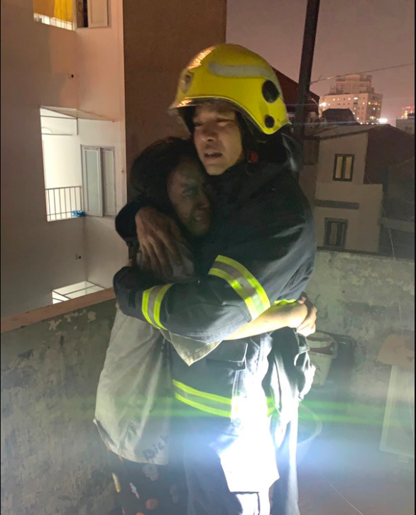 Lời kể của cô gái ôm chặt lính cứu hỏa khóc nức nở sau khi thoát khỏi 'cửa tử' trong vụ cháy nhà trọ ở Hà Nội  - Ảnh 1