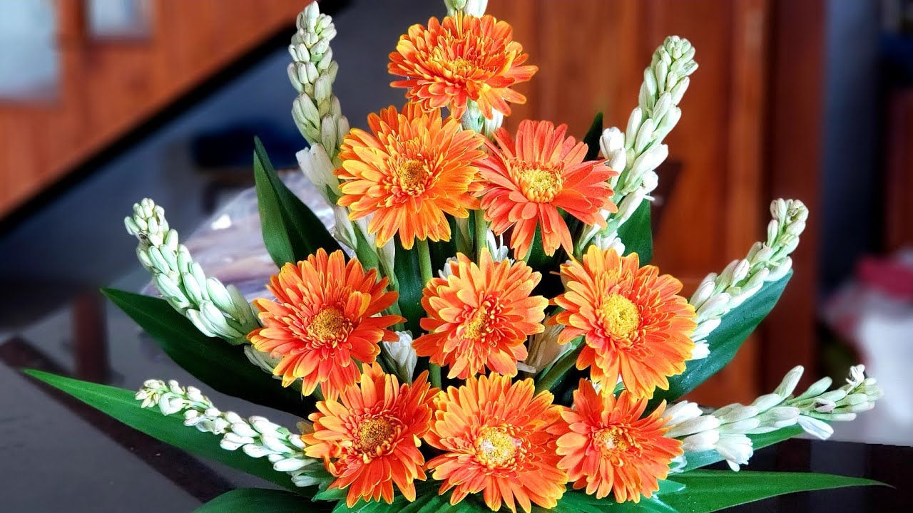 Hoa cúng trên bàn thờ cần cắm bao nhiêu bông để tụ tài, đón lộc: Không phải 5,7 hay 9, đây mới là con số chuẩn - Ảnh 3