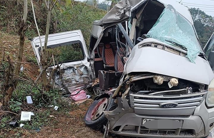 Lạng Sơn: Xe khách va chạm xe đầu kéo khiến 2 người tử vong, nhiều người bị thương - Ảnh 1