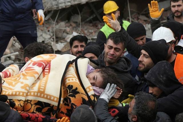 Hơn 40 giờ giải cứu bé gái 12 tuổi mắc kẹt dưới đống đổ nát ở Thổ Nhĩ Kỳ: Nước mắt của những gia đình tìm kiếm thân nhân mất tích - Ảnh 2