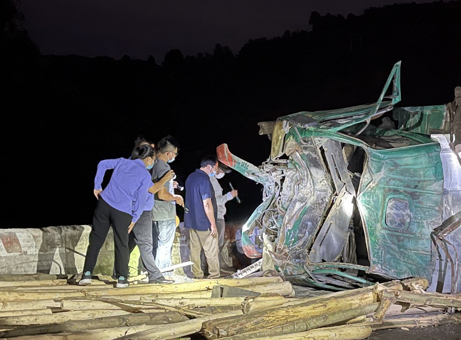 Tiết lộ nguyên nhân vụ tai nạn giao thông nghiêm trọng khiến 4 người tử vong ở Thừa Thiên Huế - Ảnh 1
