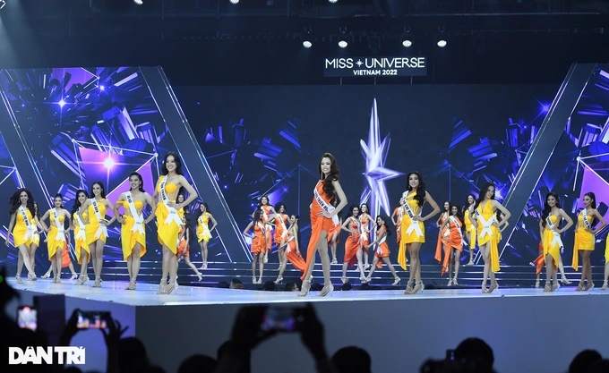 Chung kết Hoa hậu Hoàn vũ Việt Nam 2022: Bất ngờ xảy ra sự cố chập điện, khách mời được yêu cầu rời khỏi khu vực sân khấu - Ảnh 3