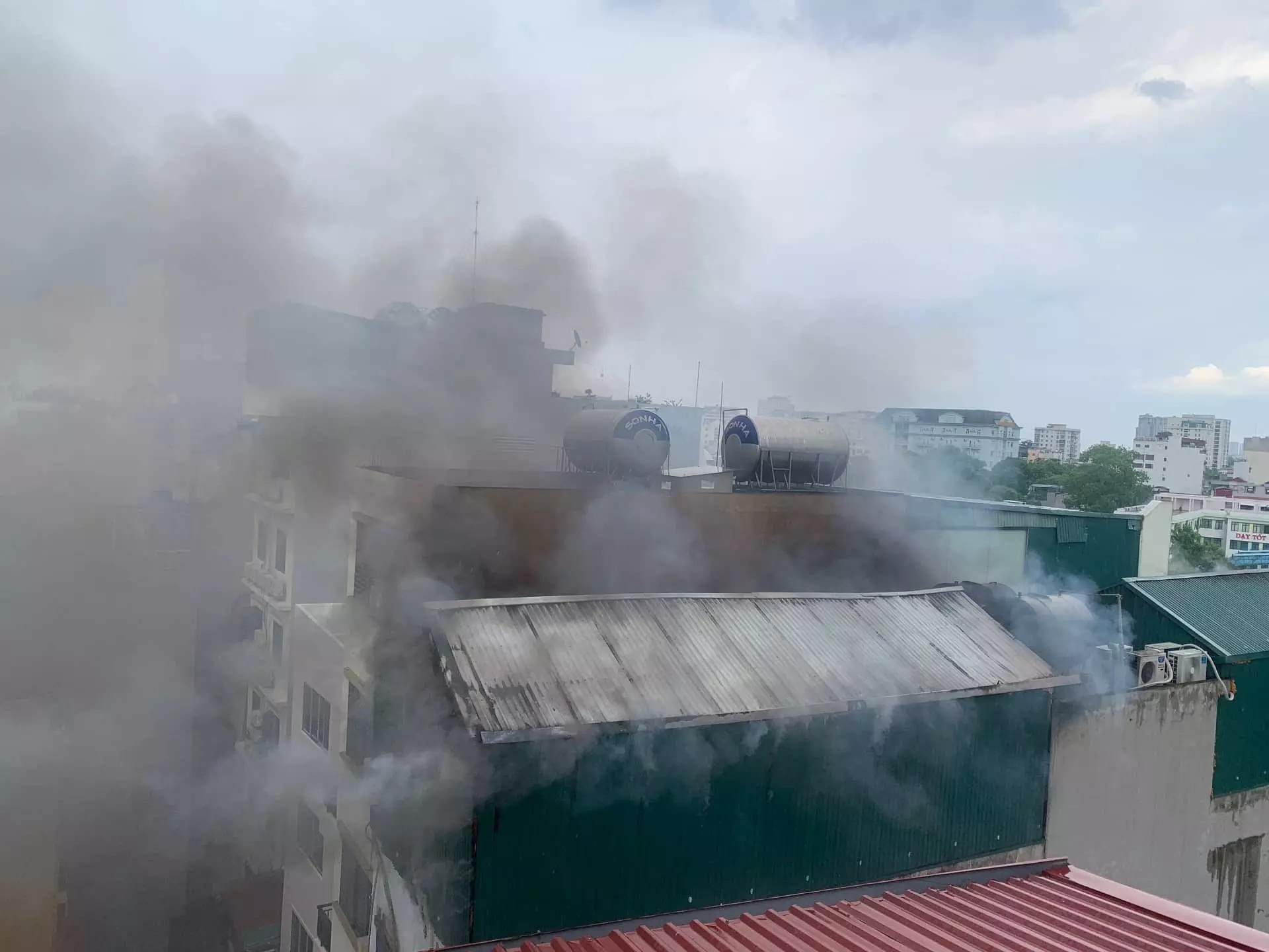 Nhân chứng kể lại vụ cháy quán karaoke khiến 3 chiến sĩ PCCC hy sinh: khói bốc nghi ngút rợp trời, lửa đỏ bao trùm, phun khắp lối - Ảnh 2