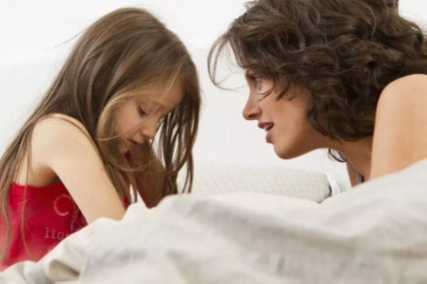 Kỳ kinh nguyệt đầu tiên của bé gái: Ba mẹ nên giúp con sẵn sàng như thế nào? - Ảnh 1