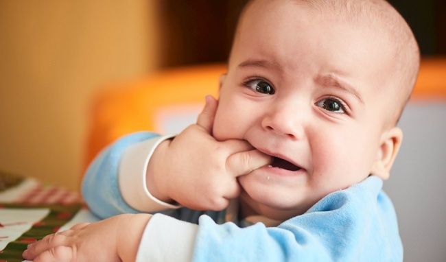 Em bé nhà bạn liên tục cắn mọi thứ, chiến lược nào để ngăn chặn con làm tổn thương những chiếc răng sữa này? - Ảnh 1
