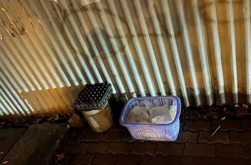 Xót xa hai bé sơ sinh bị bỏ rơi trong giỏ ven đường ở Hà Nội, bên cạnh có bức thư tay nghi của người mẹ để lại - Ảnh 1