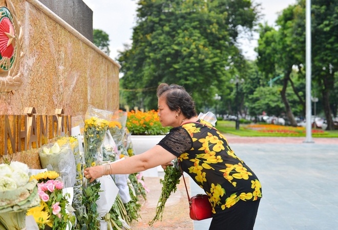 Ảnh, clip: Người dân Hà Nội đội nắng đến tượng đài Công an nhân dân đặt hoa tưởng niệm 3 chiến sĩ PCCC hy sinh - Ảnh 8