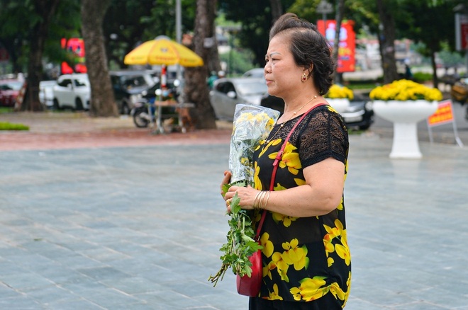 Ảnh, clip: Người dân Hà Nội đội nắng đến tượng đài Công an nhân dân đặt hoa tưởng niệm 3 chiến sĩ PCCC hy sinh - Ảnh 7